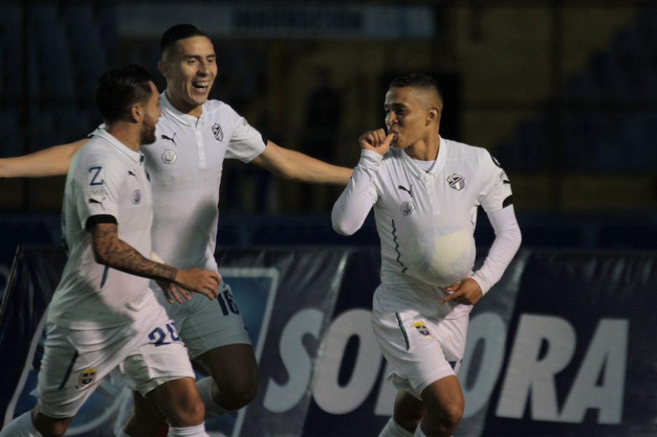 As&iacute; celebr&oacute; Marvin Ceballos el gol de Comunicaciones. (Foto: Luis Barrios/Soy502)&nbsp;