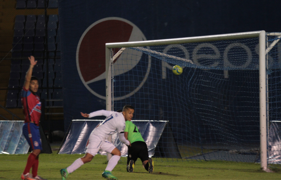 Marvin Ceballos abri&oacute; el marcador en fuera de lugar. (Foto: Luis Barrios/Soy502)&nbsp;
