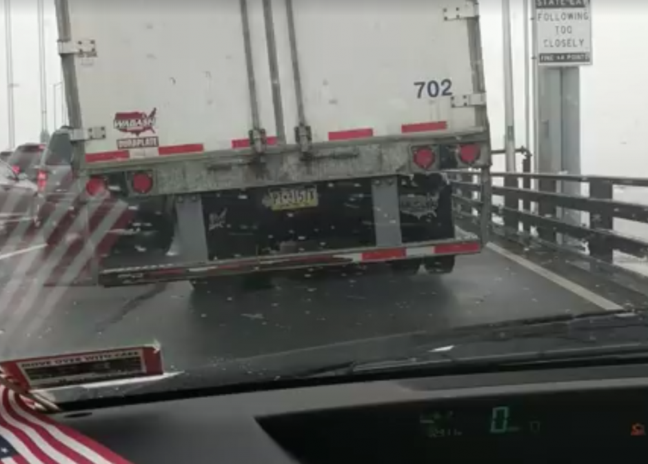 El viento hizo que las llantas del cabezal se despegaran del suelo. (Foto:&nbsp;Joe Carino/Facebook)