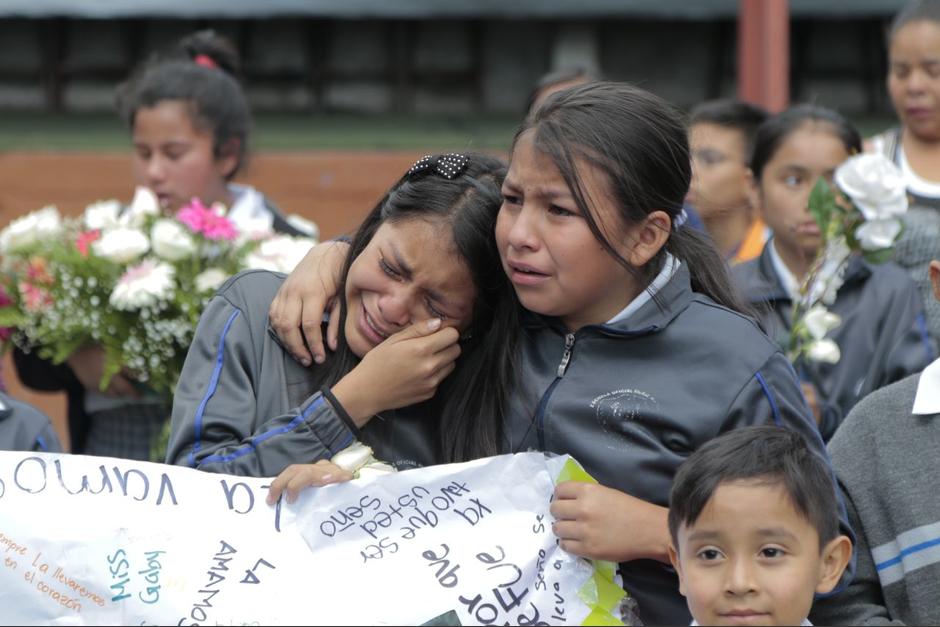 Estudiantes participan de homenaje p&oacute;stumo de "Miss Gaby" en una escuela de Ciudad Sat&eacute;lite. (Foto: Alejandro Bal&aacute;n/Soy502)