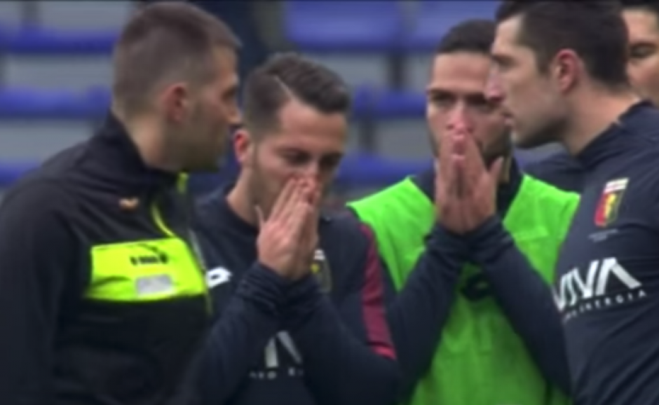 Los excompa&ntilde;eros de Davide Astori se enteran de sus muerte en pleno calentamiento. (Foto: Captura de video)