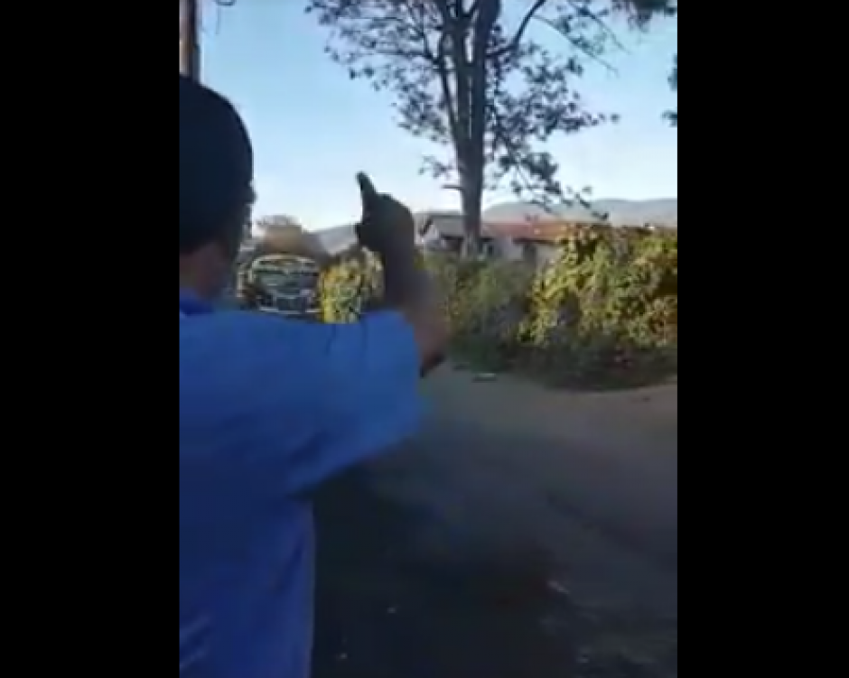 Un autob&uacute;s extraurbano pas&oacute; sobre una alfombra procesional en Antigua Guatemala. (Foto: Captura de video)