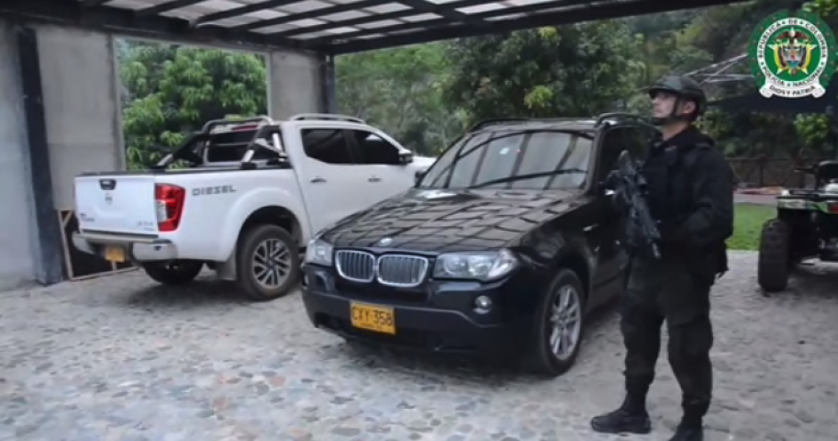 Los polic&iacute;as colombianos encontraron veh&iacute;culos de lujo en la mansi&oacute;n. (Foto: Infobae)