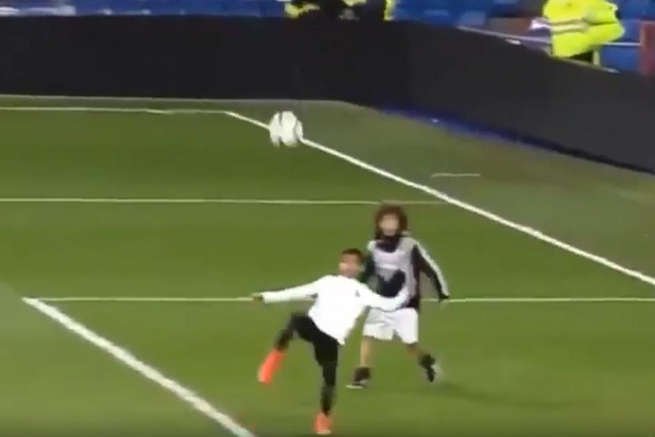 El hijo de CR7 marca goles y de chilena. (Foto: Youtube)