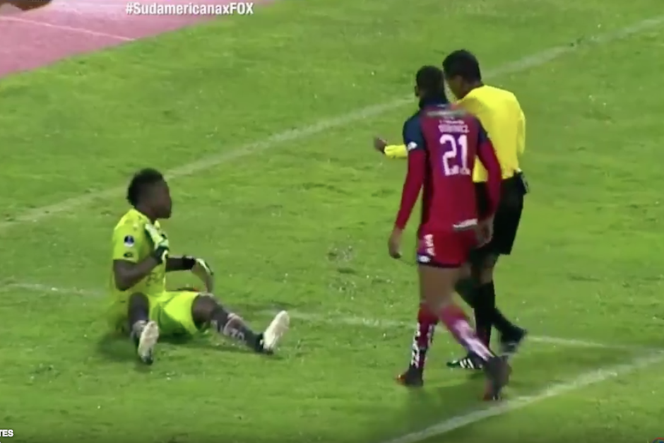 El &aacute;rbitro di&oacute; un leve toque al portero del Nacional de Ecuador y el guardameta hizo todo un drama por ello. (Imagen: captura de pantalla)