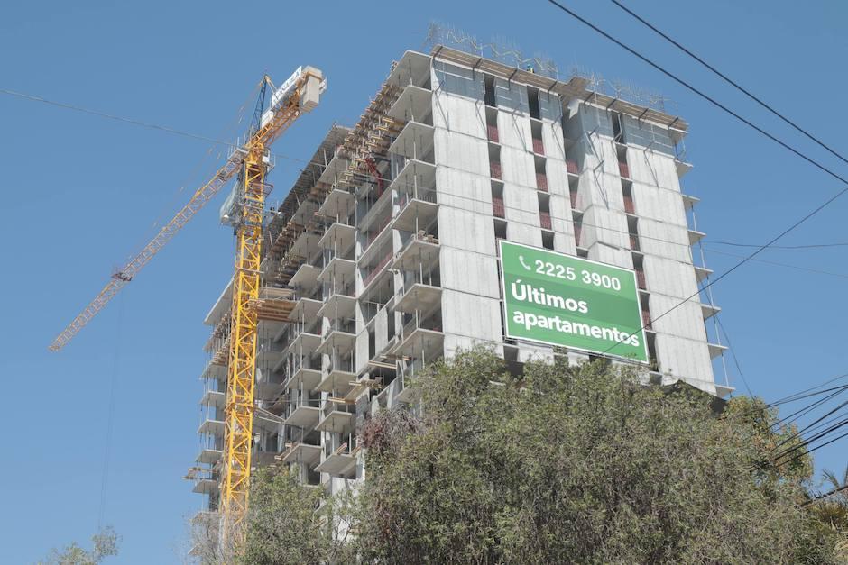 La concentraci&oacute;n del crecimiento vertical se ha expandido hacia distintas zonas de la ciudad. (Foto: Alejandro Bal&aacute;n/Soy502)