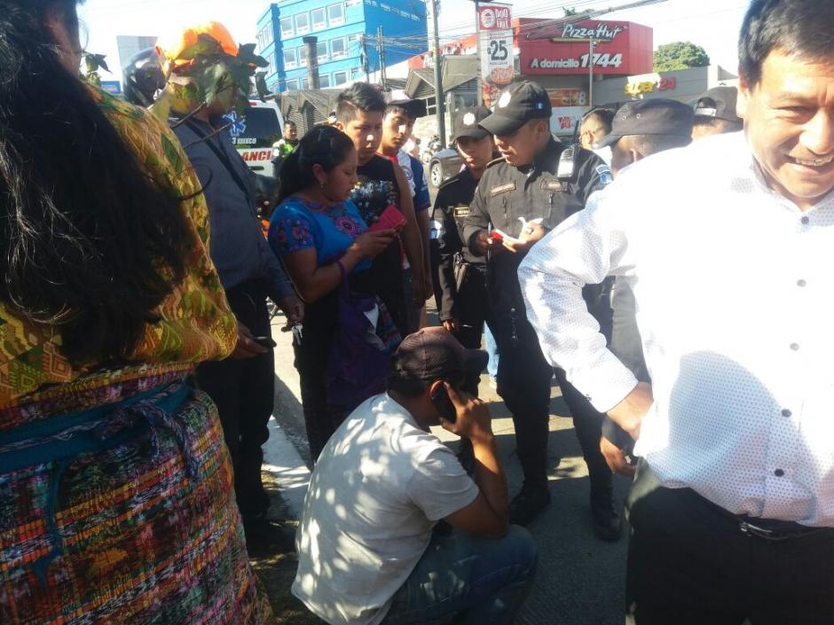 Conductor de cami&oacute;n de volteo asegura que perdi&oacute; los frenos cuatro kil&oacute;metros antes del accidente. (Foto: Comunicaci&oacute;n Mixco)