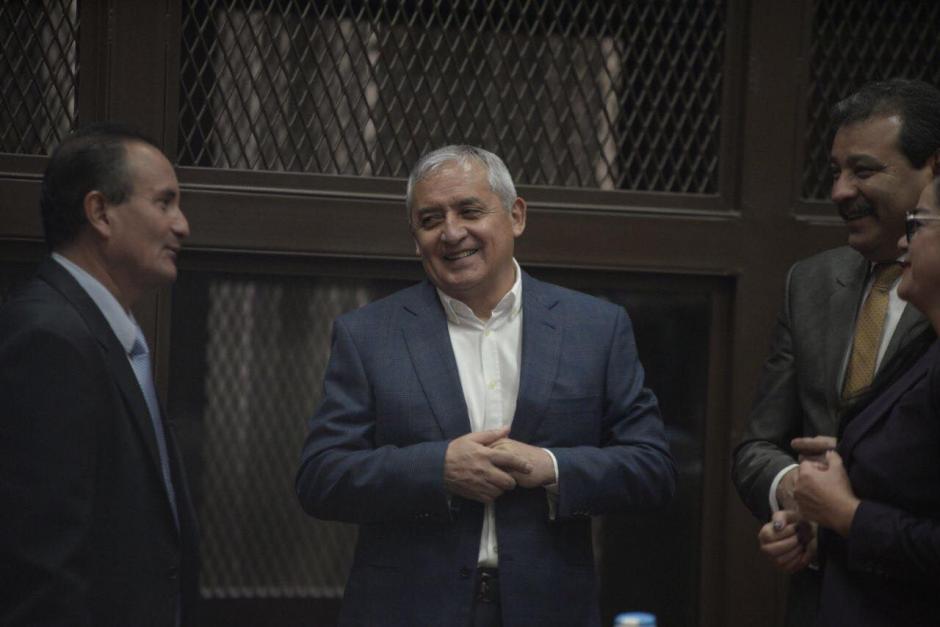 Otto Pérez Molina bromea con sus abogados, el día que intentó recuperar su libertad, aduciendo una enfermedad cardíaca. (Foto: Wilder López/Soy502).