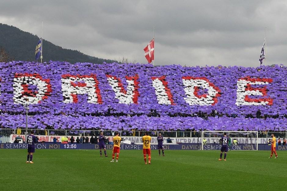 La afici&oacute;n violeta despleg&oacute; un mosaico con el nombre del fallecido capit&aacute;n de "La Fiore". (Foto: AFP)