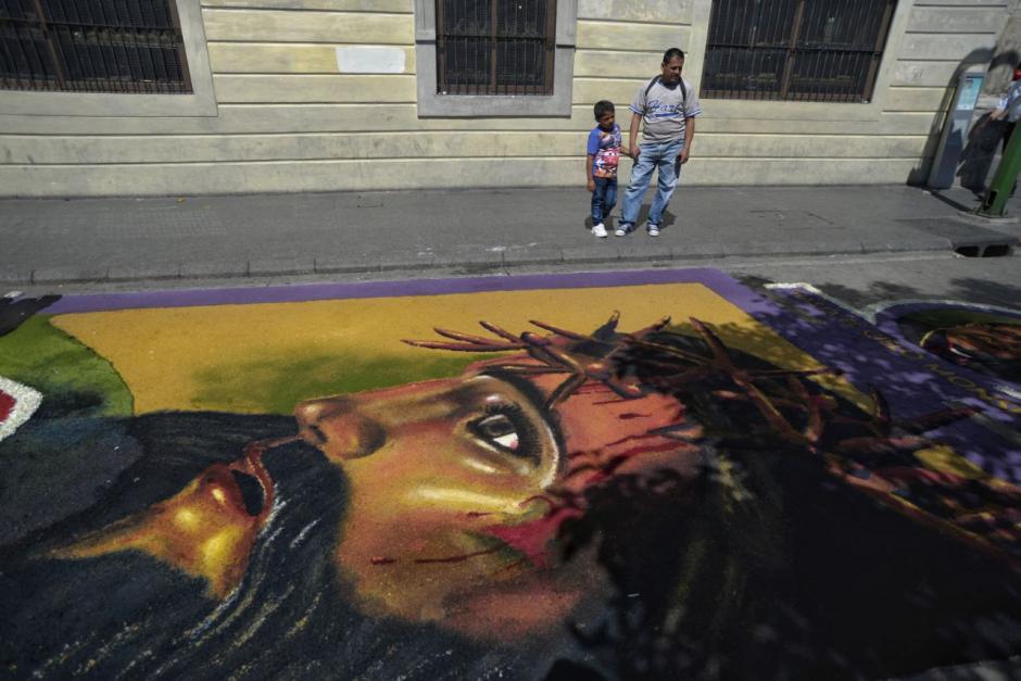 Miembros del colectivo Chucho Callejero realizaron la alfombra. (Foto: Wilder López/Soy502)