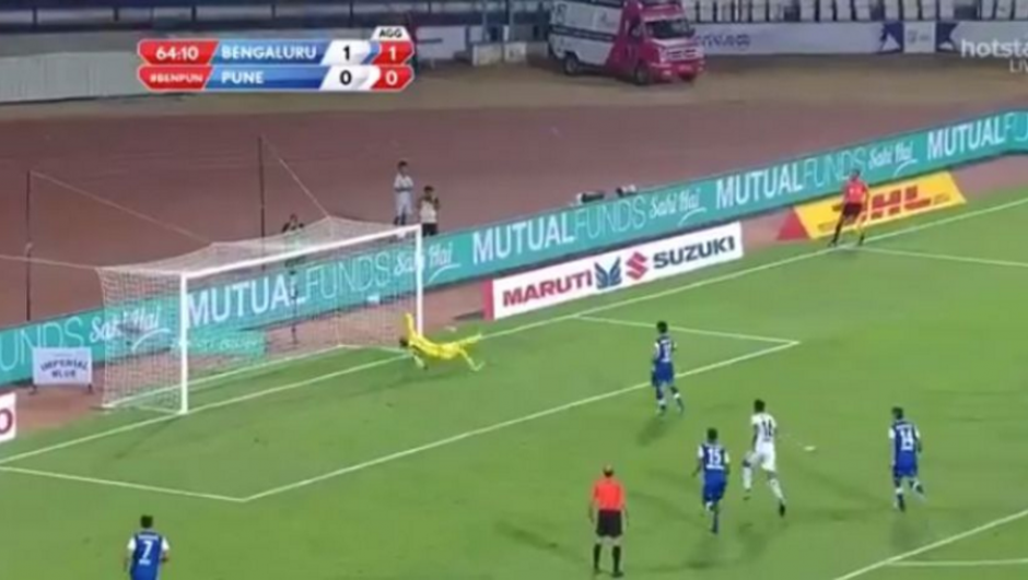 El jugador tir&oacute; el penal y luego se disculp&oacute; con el rival. (Foto: captura de video)&nbsp;