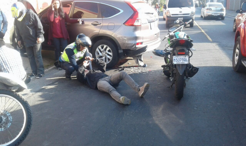 El accidente fue en la zona 12 capitalina pero atendido por un agente municipal de Villa Nueva. (Foto: Dalia Santos/PMT)&nbsp;