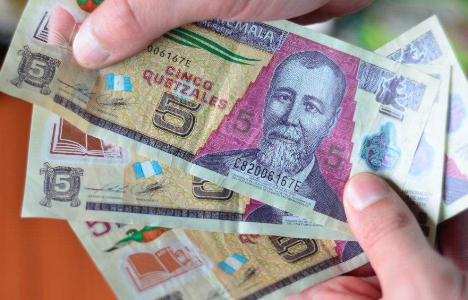 En circulación convivirán los dos tipos de billetes de 5 quetzales. (Foto: Selene Mejía/Soy502)