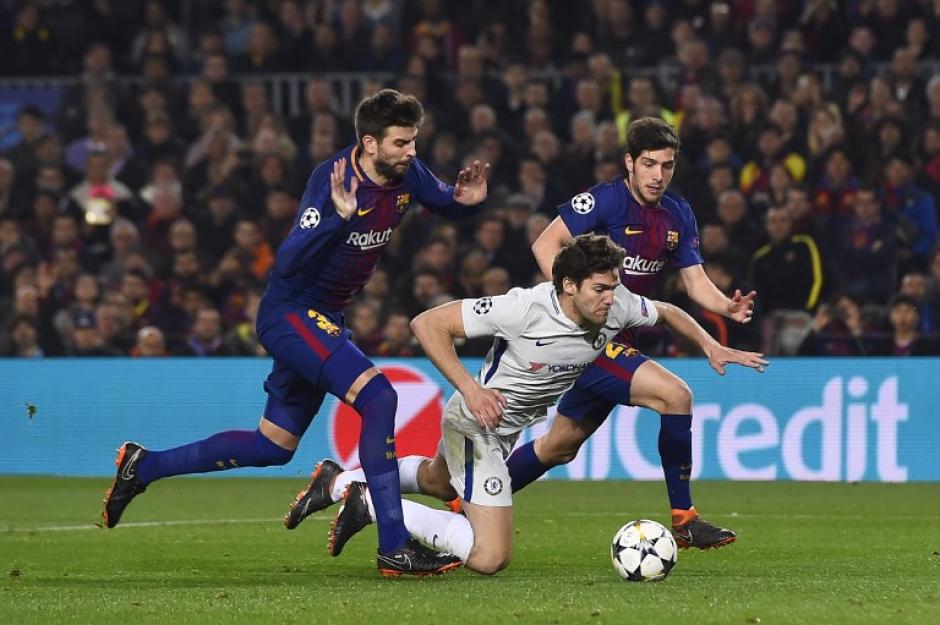 Los jugadores del Chelsea pedían penal de Piqué sobre Alonso. (Foto: AFP)