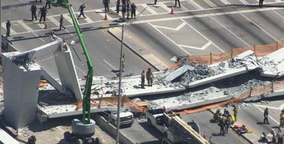 Un puente que conecta con la Universidad de Florida colapsó sobre varios vehículos. (Foto: www.eluniverso.com)
