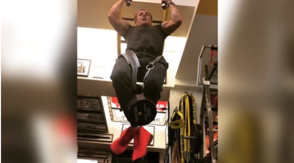 El actor demostr&oacute; que la salud es muy importante para &eacute;l y que se mantiene en constante actividad f&iacute;sica. (Foto: captura de video)