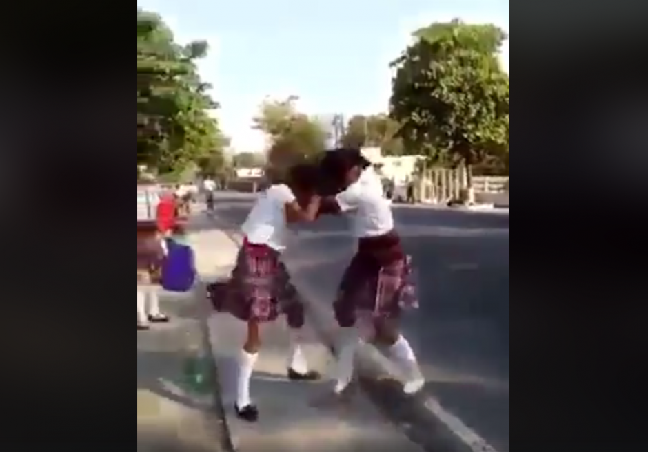 Las adolescentes resolvieron sus diferencias a golpes. (Foto: captura de Facebook)&nbsp;