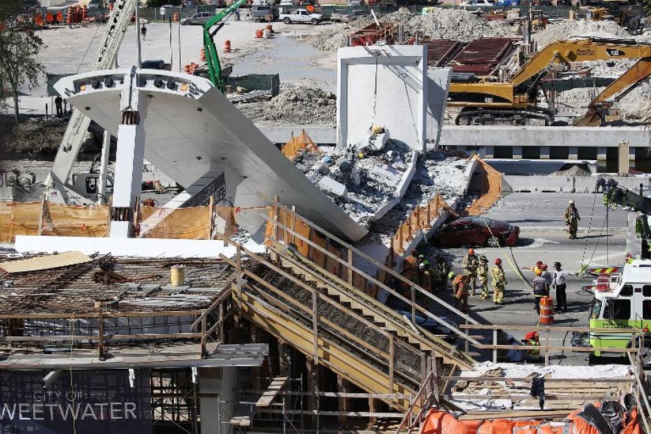 Al menos seis personas murieron tras el colapso de un puente peatonal en Miami, Florida. (Foto: AFP)