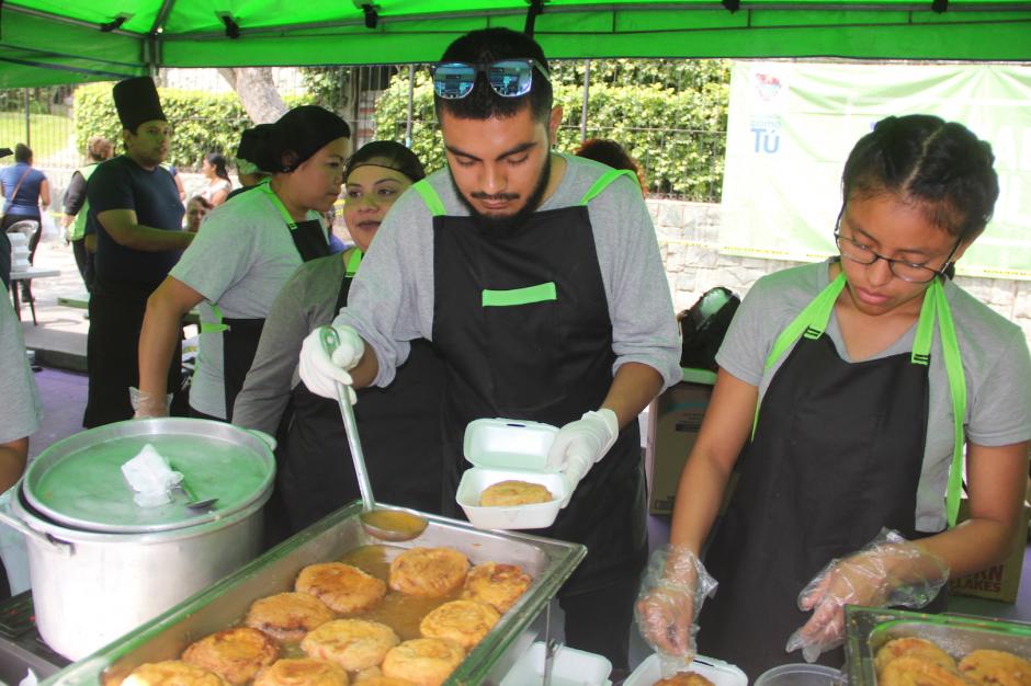 El Festival de la Torreja atrajo a decenas de guatemaltecos al Centro Hist&oacute;rico. (Foto: Fredy Hern&aacute;ndez/Soy502)