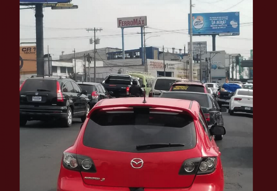 El objeto caus&oacute; curiosidad en transe&uacute;ntes y pilotos. (Foto: captura de pantalla)&nbsp;