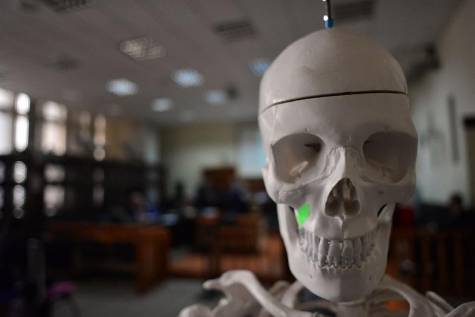 Un esqueleto fue trasladado a la sala de audiencias del Juzgado B de Mayor Riesgo. (Foto: Jes&uacute;s Alfonso/Soy502)