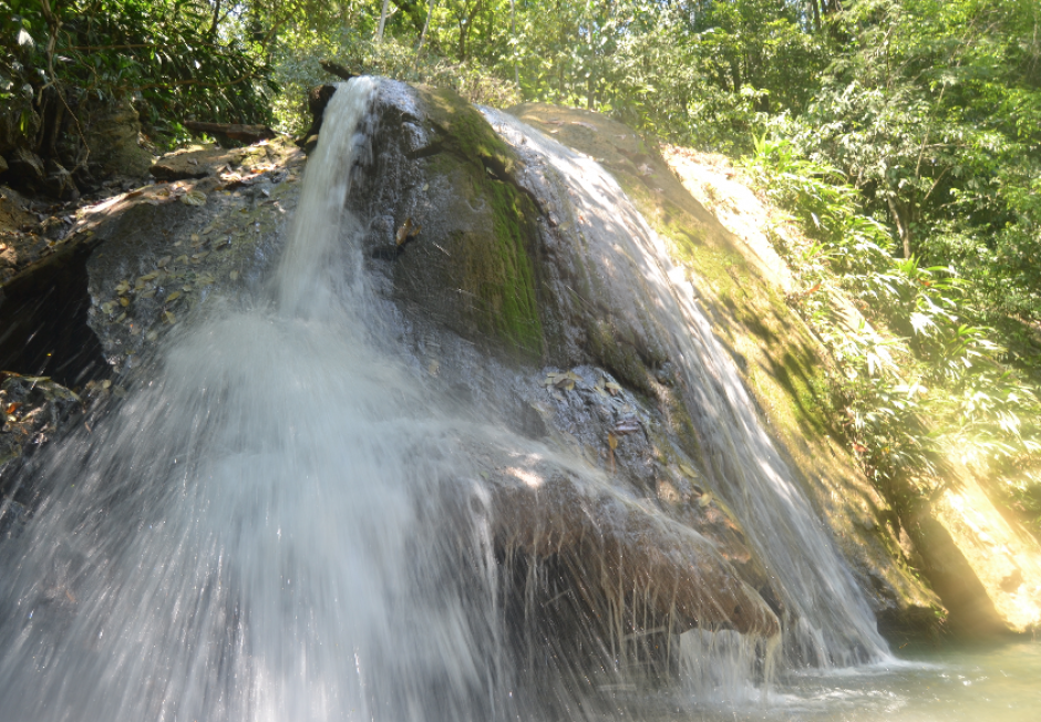 Un ba&ntilde;o refrescante en el r&iacute;o Las Escobas para las altas temperaturas de la zona. (Foto: Roberto Caubilla/Soy502)