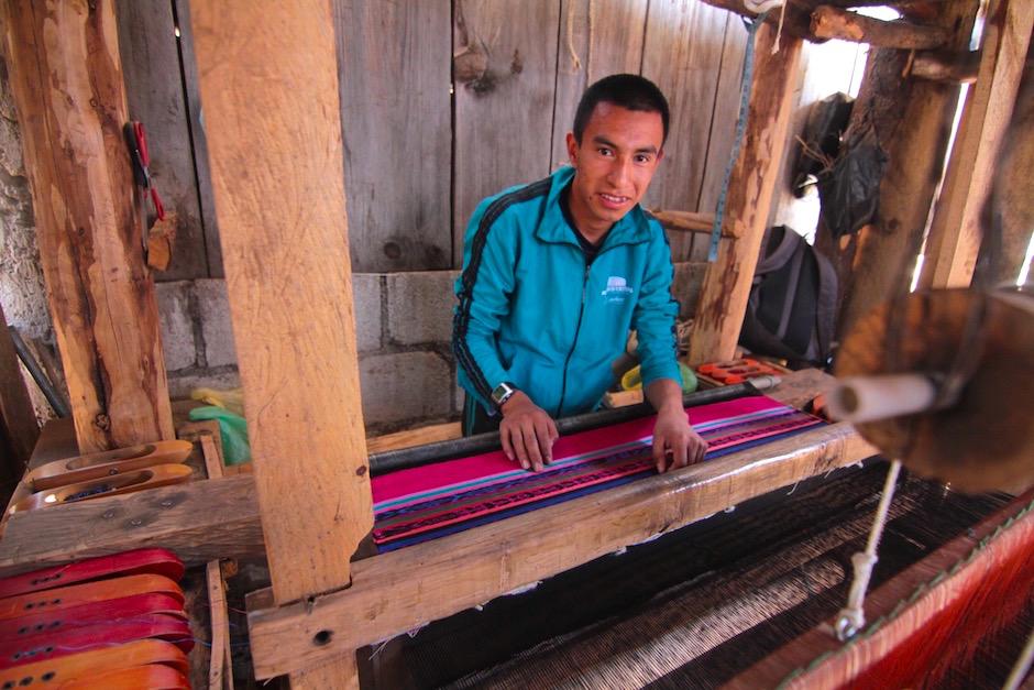 Alberto Gonz&aacute;lez comparte su pasi&oacute;n &ograve;r el atletismo y tejer en el telar. (Foto: Luis Barrios/Soy502)