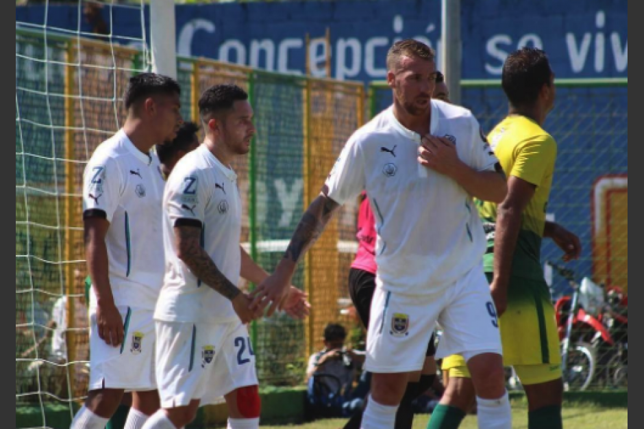 El petenero Kendel Herrarte, quien usa el número 24 en la pantaloneta, fue capturado por la PNC al finalizar el entrenamiento de Comunicaciones. (Foto: archivo/Soy502)