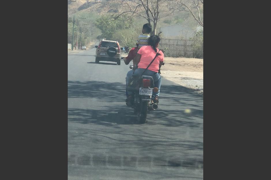 Conductor de motocicleta se conduc&iacute;a de forma irresponsable en la carretera hacia Chiquimula. (Foto: Soy502)
