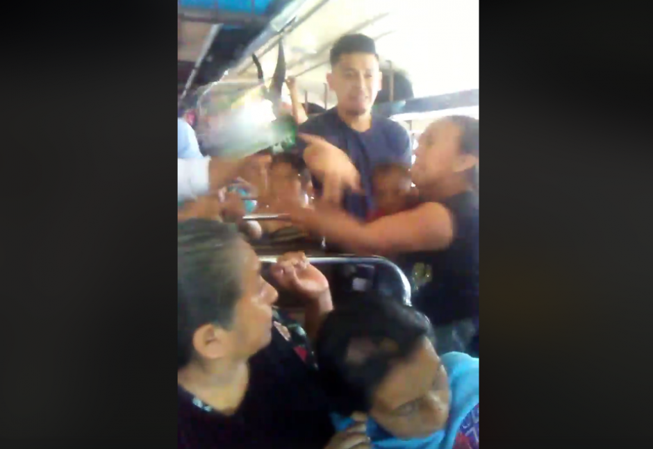 La mujer ha sido vista en varias ocasiones predicando en los buses. (Foto: captura de video)&nbsp;