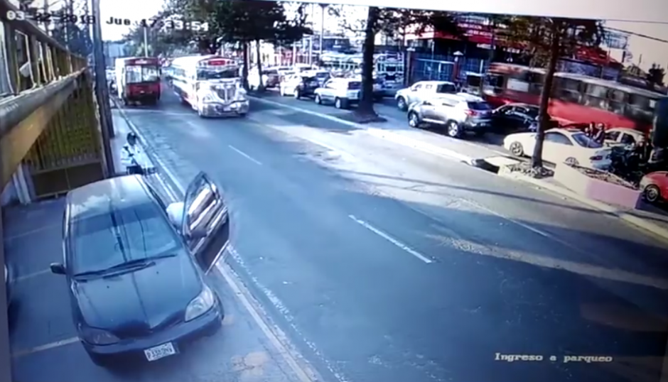 El hombre parque&oacute; su carro y baj&oacute; al animal. (Foto: captura video)&nbsp;