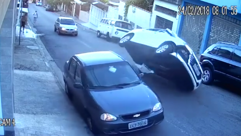 Un hombre choc&oacute; contra un veh&iacute;culo estacionado y provoc&oacute; serios da&ntilde;os a otros carros. (Foto: captura de pantalla)&nbsp;