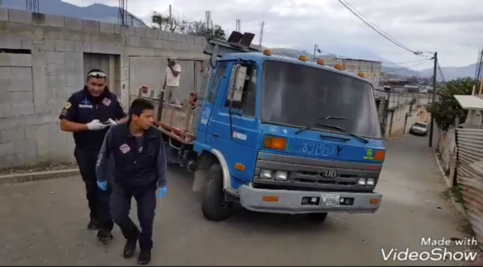 Los trabajadores no movilizaron el cami&oacute;n y entorpecieron el trabajo de los socorristas. (Captura Video)