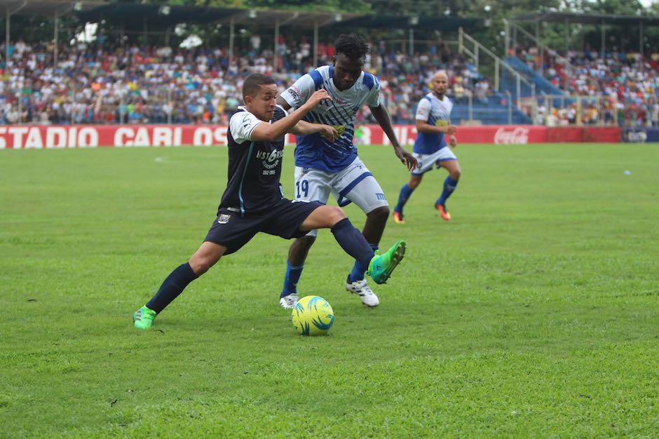 Marvin Ceballos y Marvin &Aacute;vila disputan el bal&oacute;n durante el partido. (Foto: Cortes&iacute;a)