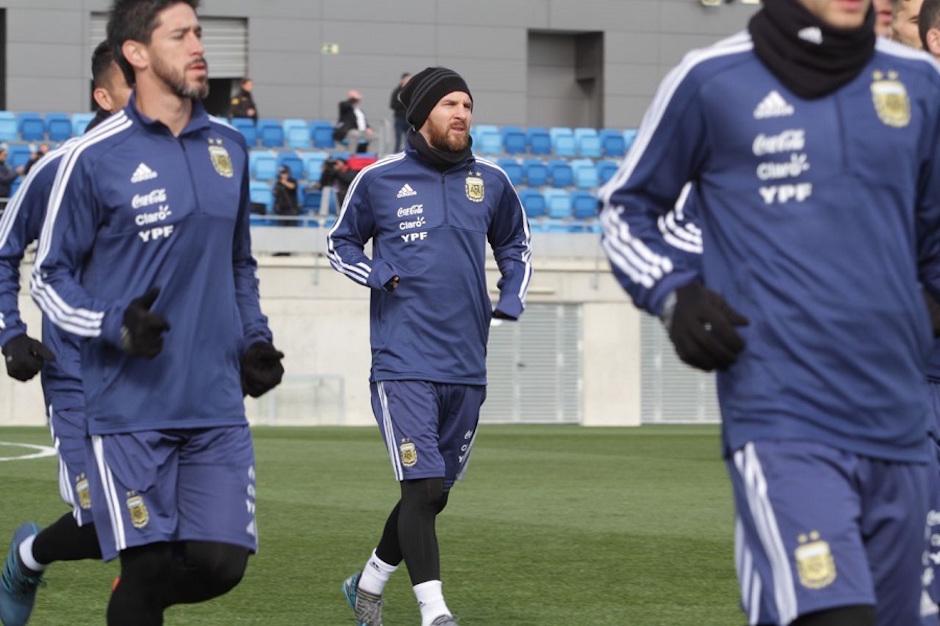 Lionel Messi se entrena con normalidad de cara al juego ante España. (Foto: AFA)