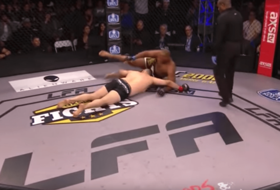 El luchador que hab&iacute;a ganado la pelea fue descalificado por una actitud antideportiva. (Foto: captura de pantalla)