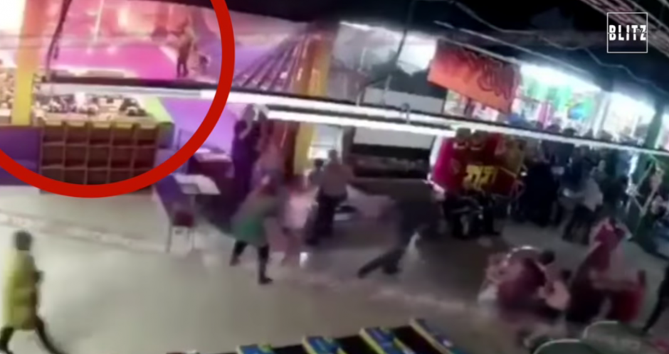 En las c&aacute;maras de vigilancia se observa que el fuego se inici&oacute; en una sala de cine. (Foto: captura video)