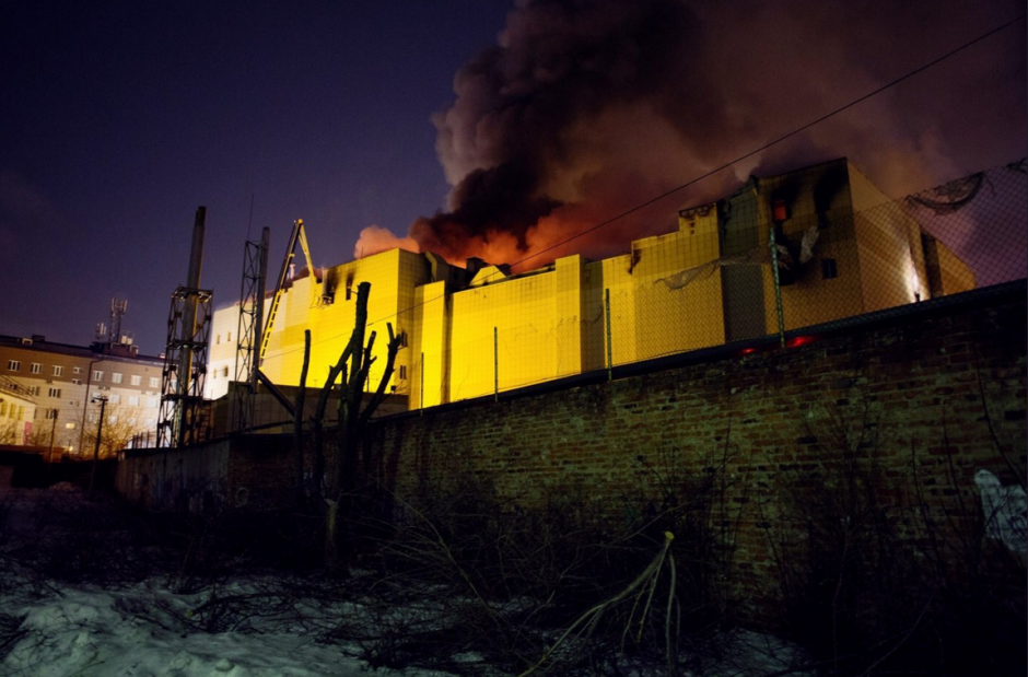 El fuego empez&oacute; en una de las salas de cine. (Foto: AFP)&nbsp;