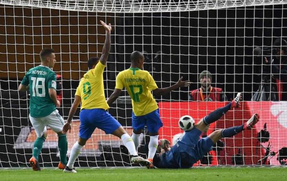Kevin Trapp no pudo impedir que el balón pasara la línea para el gol de Gabriel Jesús. (Foto: AFP)