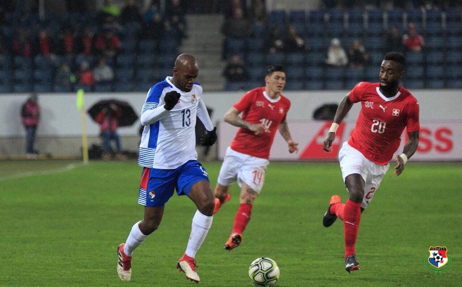 El exdefensor de Comunicaciones, Adolfo Machado, tuvo un mal partido ante Suiza. (Foto: Fepafut)