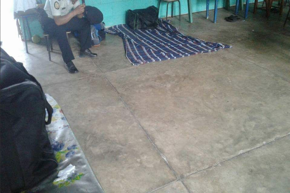 Adem&aacute;s, los agentes denuncian que duermen en el piso de una escuela sobre s&aacute;banas. (Foto: Twitter/@ErickColop)