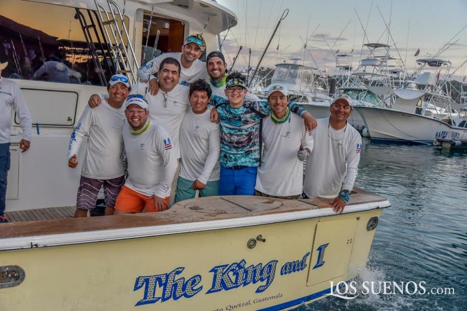 Ad&aacute;n Ramos, Andres Morales, Juan Pablo Ramos, Pablo Sechel, &Aacute;lvaro Fortuny y el capit&aacute;n Victor Ceballos a bordo del The King & I. (Foto: Los Sue&ntilde;os)