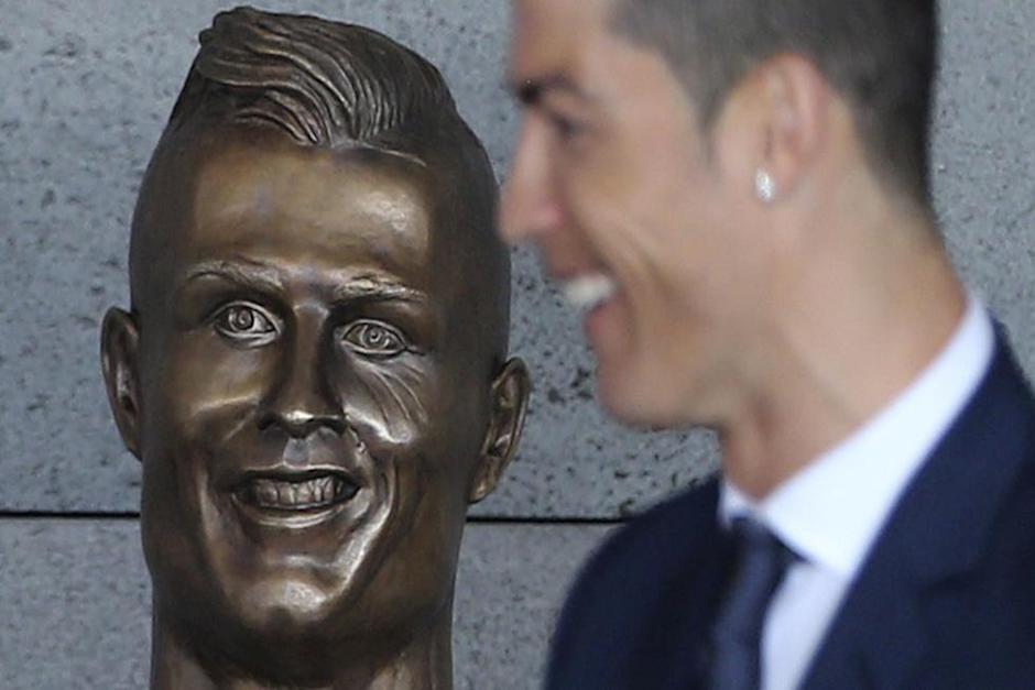 El busto del delantero del Real Madrid fue blanco de cr&iacute;ticas en el mundo y de memes en las redes sociales. (Foto: Mundo Deportivo)