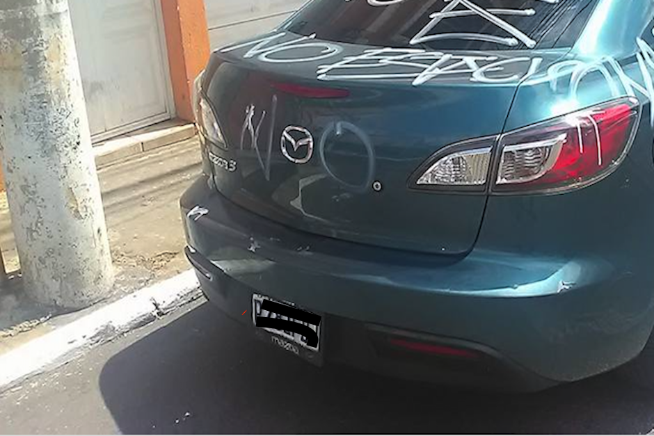 Luego de dos horas estar el veh&iacute;culo obstruyendo el paso, los vecinos decidieron mancharlo con varios textos. (Foto: Cicloperiodismo)