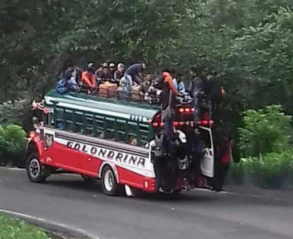 Un bus de la l&iacute;nea Golondrina que transporta de Coatepeque hacia Quetzaltenango fue filmado con sobrecarga de pasaje. (Foto: Stereo 100)