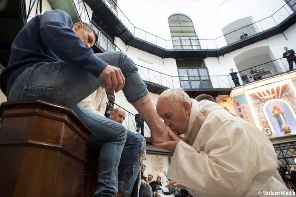 El Papa Francisco lavó y besó los pies de 12 reos de diferentes nacionalidades durante la Eucaristía del Jueves Santo. (Foto: Excelsior)