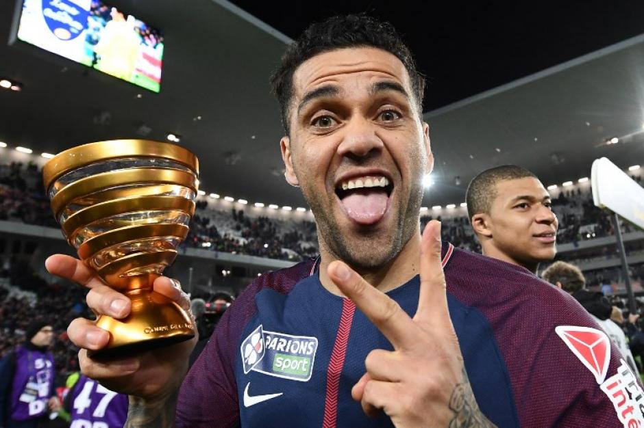 Dani Alves alcanz&oacute; 36 t&iacute;tulos en su carrera. (Foto: AFP)