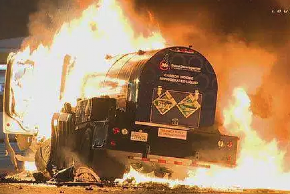 Piloto condujo un cami&oacute;n cisterna en llamas para salvar a poblaci&oacute;n. (Foto: Captura de video)
