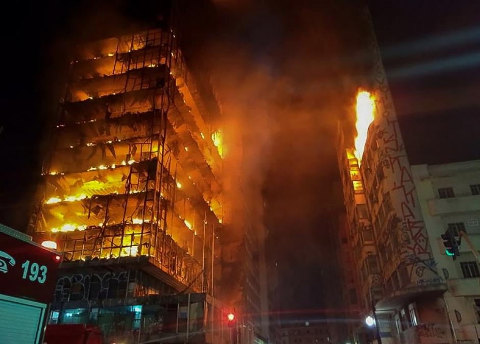 El incendio se origin&oacute; en horas de la madrugada. (Foto: AFP)