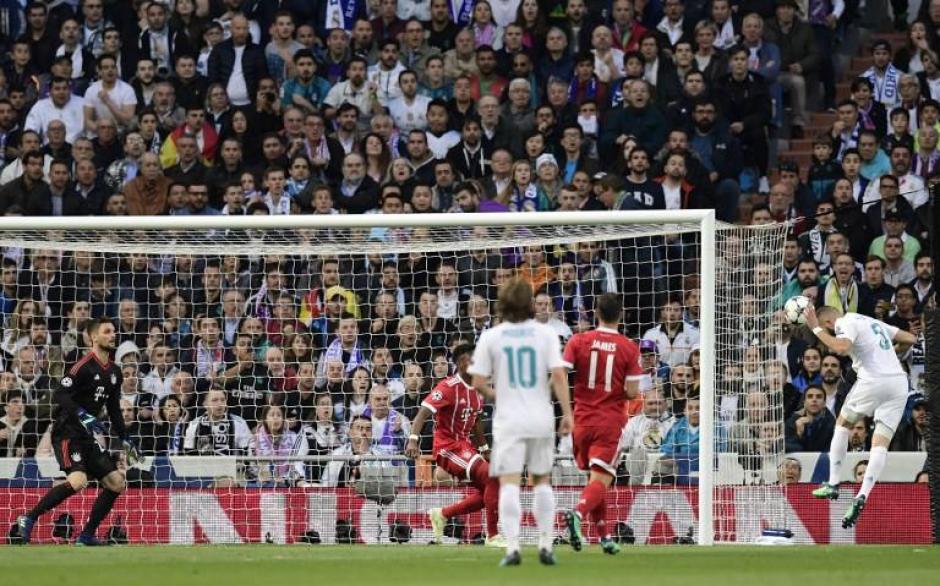 Con este cabezazo Benzema marc&oacute; el gol del empate. (Foto: AFP)